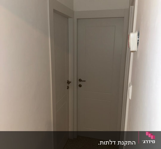 שתי דלתות לבנות במסדרון מואר